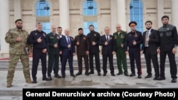 После награждения. На груди у Демурчиева, четвертого справа, – орден Ахмата Кадырова, выполненный из золота и украшенный драгоценными камнями (фото из архива переписок)