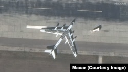 Российский стратегический бомбардировщик, покрытый шинами, на авиабазе Энгельс-2 под Саратовом в 2023 году.