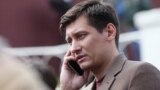 Дмитрий Гудков у "Гоголь-центра" в мае 2017 года 