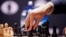 Виртуальная реальность, политики и знаменитости – почему весь мир пристально следит за чемпионатом мира по шахматам?