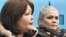 Наталья Слекишина (справа) после выхода из СИЗО. Слева - ее адвокат Айман Умарова. Алма-Ата, 3 февраля 2017 года.