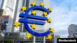 Знак евро у здания Европейского центрального банка во Франкфурте