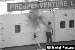 Член экипажа танкера, следовавшего под флагом Панамы, показывает следы обстрела судна иранскими катерами, 24 октября 1987 года. Фото Reuters