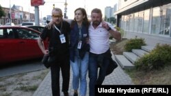 Раненая Наталья Лубневская с коллегами 10 августа 2020 года 