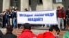 Протестующие с плакатом "Народ поддерживает Садыра Жапарова!"