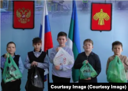 Школьники собирают посылки для фронта