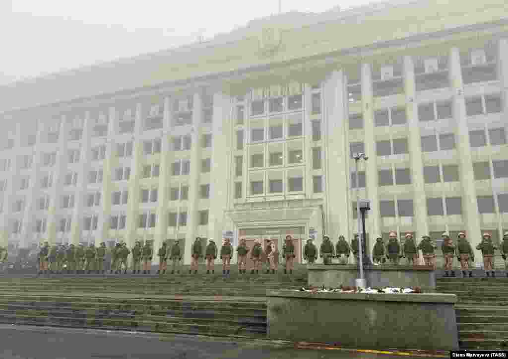 5 января силовики покинули площадь перед зданием администрации в Алматы, в захваченном здании начался пожар