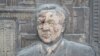 Деталь памятника в Алматы с изображением первого президента Казахстана Нурсултана Назарбаева, измазанного грязью во время недавних протестов, 11 января 2022 года 