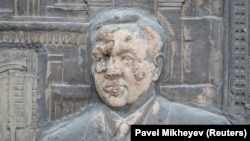 Деталь памятника в Алматы с изображением первого президента Казахстана Нурсултана Назарбаева, измазанного грязью во время недавних протестов, 11 января 2022 года 