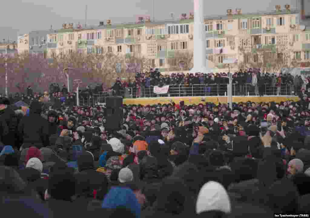 В Актау введено чрезвычайное положение, но протестующих это не остановило.&nbsp;Люди скандировали &quot;Правительство в отставку&quot; и &quot;Старик, уходи&quot;, требуя от Нурсултана Назарбаева окончательно уйти из политики