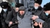 В Казахстане задерживают вышедших на протесты в день парламентских выборов. Некоторых часами держали в оцеплении на морозе
