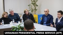 Зеленский на встрече с родственниками украинцев, погибших в катастрофе самолета