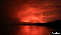 Дым и пламя во время извержения вулкана Ньирагонго, снятые с острова Чегера на озере Киву, недалеко от города Гома в Демократической Республике Конго, 22 мая 2021 года. Фото: Reuters