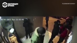 Переодетые силовики нападают на жителей Минска и задерживают их во дворах их домов