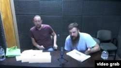 Обвиняемые Александр Чикало (слева) и Иван Близнюк участвуют в процессе в суде Буэнос-Айреса по видеосвязи из тюрьмы Маркос-Пас