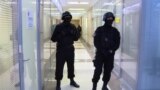 Отряд спецназа на летучке Навального
