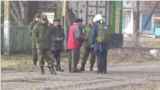 Жители села Коминтерново разговаривают с представителями самопровозглашенной "ДНР"