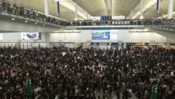 Аэропорт Гонконга отменил все рейсы после того, как его заполонили протестующие