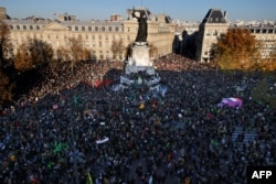 Протестующие на Площади Республики в Париже