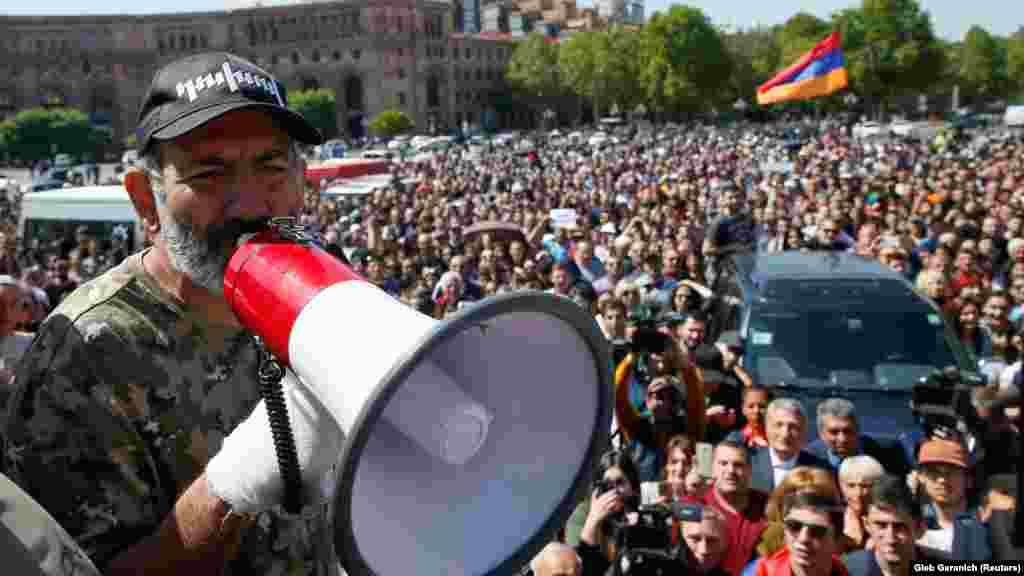 &quot;Бархатная революция&quot; в Армении: лидер протестов и будущий премьер Никол Пашинян выступает перед толпой.&nbsp; В 2018 году в Армении начались массовые протесты, которые закончились сменой власти. Их причиной стала конституционная реформа, которую инициировал бывший президент Серж Саргсян, чтобы сохранить свой пост. Когда Саргсян официально декларировал свои намерения, десятки тысяч людей вышли на улицы. На 11-й день демонстраций Саргсян ушел в отставку, а Пашинян вскоре был избран новым премьером