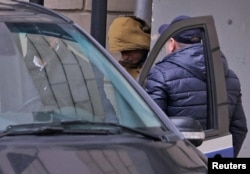 Эвана Гершковича сажают в машину ФСБ возле здания Лефортовского суда, 30 марта 2023 года. Фото: Reuters