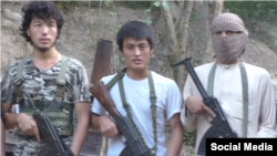 Одним из героев видео может быть 23-летний Аскарбек Андабаев (в центре) из Баткенской области Кыргызстана