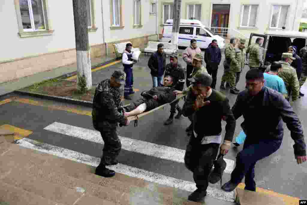 Азербайджанские военнослужащие несут своего раненого сослуживца в госпиталь в селении Тертер, 3 апреля 2016 &nbsp;