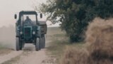 Два трактора на границе Ровно, Украина: почему полиция не расследует кражи и зачем пострадавшие сдают деньги на шторы