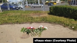 Цветы на месте гибели протестующего в Минске
