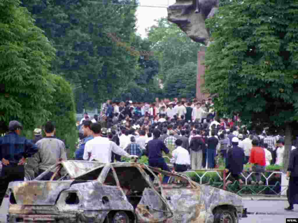 События заставили людей выйти с протестом на центральную площадь 13 мая 2005 года