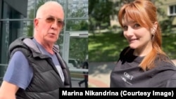 Белоруска Марина Никандрина и мужчина, который оскорбил и ударил ее в центре Варшавы