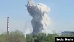 Столб дыма после взрыва на заводе в Усть-Каменогорске