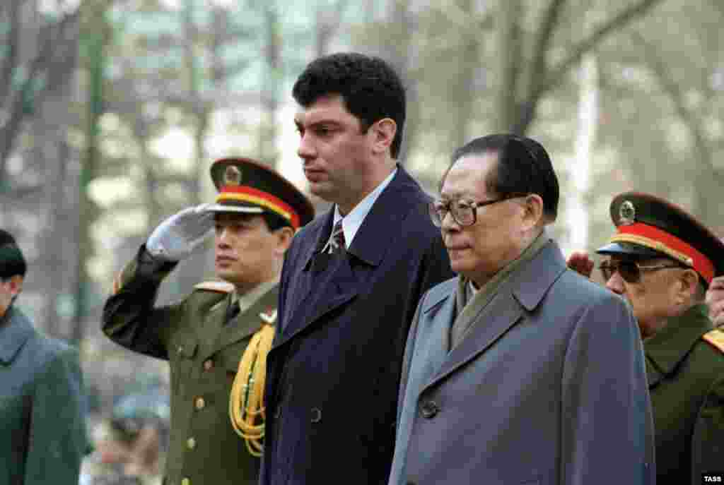 Запред правительства России Борис Немцов и&nbsp;председатель КНР Цзян Цзэминь на могиле Неизвестного солдата у Кремлевской стены в Москве. 23 апреля 1997 года
