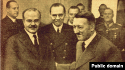 Первый лист газеты "Правда". Фотография Молотова и Гитлера в имперской канцелярии. 1940 год