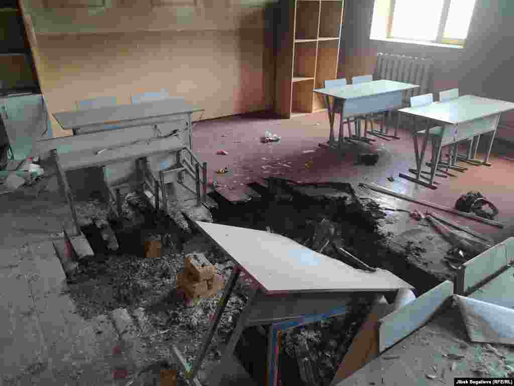 Разрушенная обстрелами школа в селе Максат была единственной на район
