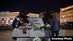 Соловецкий камень в Москве в День памяти жертв политических репрессий Фото: Sotavision