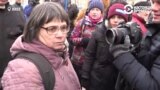 Женщина пришла голосовать в посольство РФ в Киеве. Ее не пустили и кинули в нее снегом