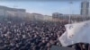 В Грозном прошел многотысячный митинг против семьи Янгулбаевых: собравшиеся топтали ногами и жгли их фотографии