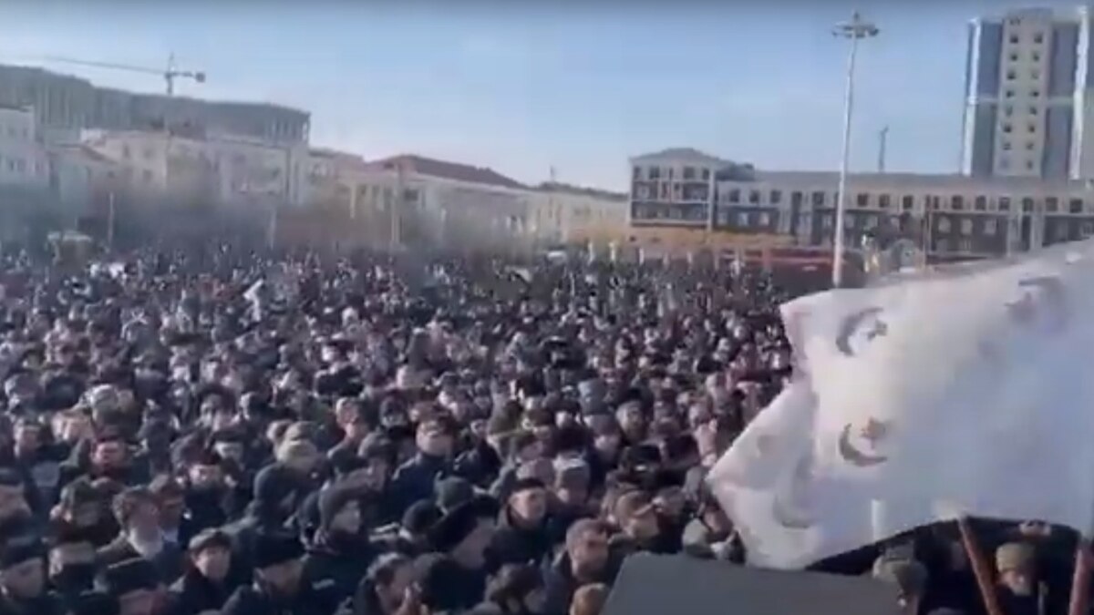 В Грозном прошел многотысячный митинг против семьи Янгулбаевых: собравшиеся  топтали ногами и жгли их фотографии