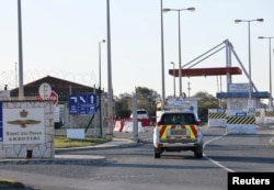 Аварийный автомобиль проезжает мимо входа на базу ВВС Акротрии, британскую суверенную базу на Кипре, которая разбила беспилотник. Кипр, 2 марта 2026 года