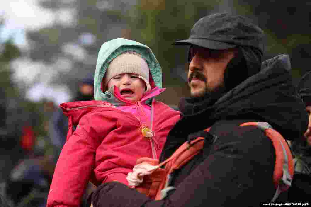 Правозащитники отмечают, что ночью температура на польско-белорусской границе опускается до нуля градусов и ниже и люди в палатках подвергают свое здоровье большим рискам
