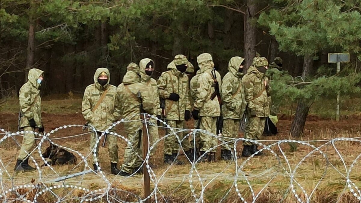 У пограничников приказ сверху: не задерживать мигрантов, а помогать им