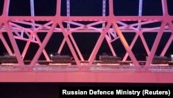 Российская военная техника на мосту в аннексированный Крым. 16 февраля 2022 года