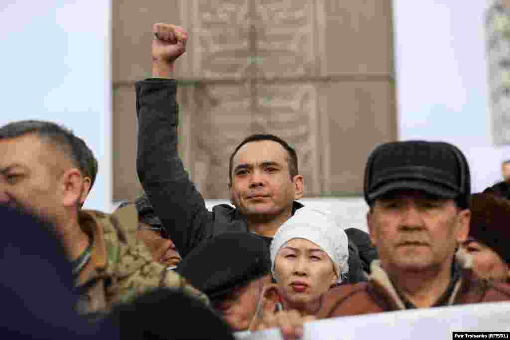 Второго января в Казахстане начались массовые протесты в связи с повышением цены на сжиженный газ. Постепенно они охватили всю страну. Власти Казахстана вначале&nbsp;заявили, что на Алматы напали &quot;20 тысяч террористов&quot; (впоследствии МВД уточнило, что речь идет об общем числе участников акций протеста в городе), якобы подготовленных за рубежом, в связи с чем Токаев обратился к блоку ОДКБ с просьбой о помощи 