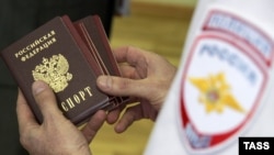 Иллюстративное фото. Выдача российских паспортов жителям "ЛНР" в Новошахтинске Ростовской области, фото ТАСС, 2019 год