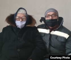 Виктор Джура и его 79-летняя мать, которых, по их словам, власти вынудили покинуть дом в Жезказгане, отключив жилье от теплоснабжения, воды и электричества. Пока жильцы отсутствовали, дом частично снесли