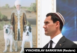 Президент Туркменистана Сердар Бердымухаммедов на фоне портрета своего отца, бывшего президента страны Гурбангулы Бердымухаммедова