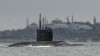 Российская подлодка "Ростов-на-Дону" в Босфорском проливе по пути в Черное море, 13 февраля 2022 года. Фото: AFP