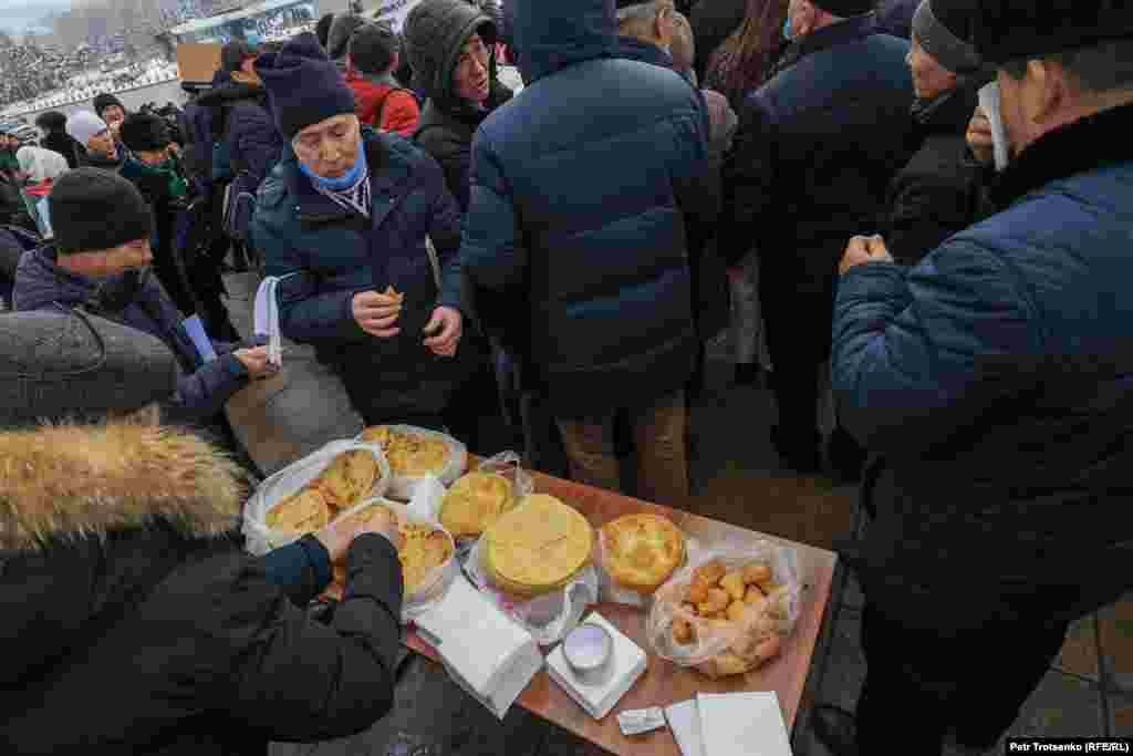 На акции также раздавали шелпеки (казахский обычай, когда раздают жареные лепешки в знак памяти умерших и благополучия живых) 