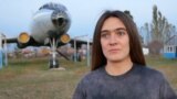 Женщина, доктор физматнаук восстанавливает из руин Ту-104